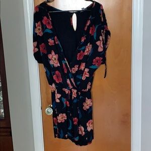 Market and Spruce floral romper Sz. L